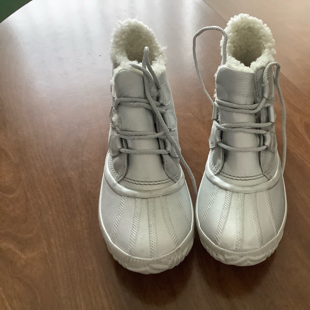 NEW SOREL DISNEY SILVER BOOTS SZ 7